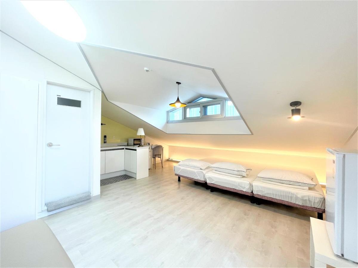 W Premium Guesthouse Incheon Airport Екстер'єр фото
